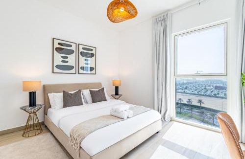 Abu Dhabi Apartment | Yas Oasis - Canal and Ferrari World Views - Water's Edge - Balcony - 5 min from Formula 1, Yas Mall, SeaWorld, Warner Bros, Ferrari World