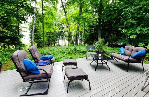 Frankfort Cottage | Year round Crystal Lake cottage, newly remodelled 4br/1ba, w/sandy beach!