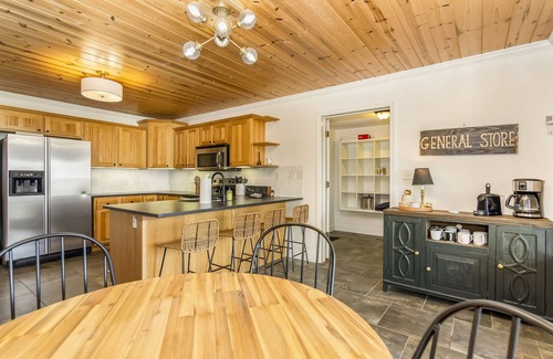 Ranger Cabin | Year Round Mtn View + EV Charger + Hot Tub + Firepit