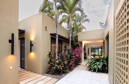 Anapoima House | Yeguas Z77 by Wynwood House