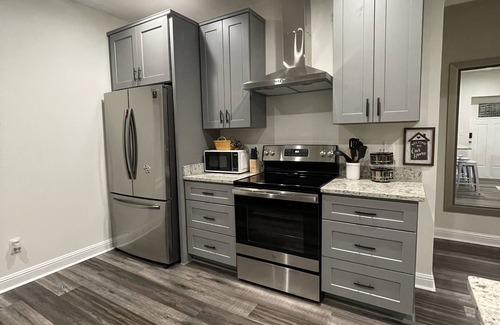 Simpsonville Cottage | YELLOW DOOR 2 BEDROOM COTTAGE