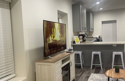 Simpsonville Cottage | YELLOW DOOR 2 BEDROOM COTTAGE