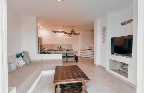 Puerto Villamil Villa | Yellow Heron House