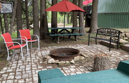 Island Park Cabin | YELLOWSTONE #1 CABIN-King sized bed & private bathroom! Dog friendly! HOT TUB!