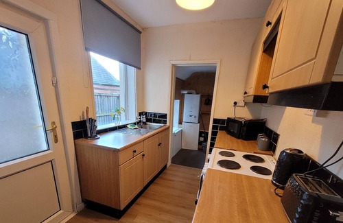 Doncaster Other | Yew Tree House - 3 bed home sleeping 7, on street parking - perfect for families and contractors