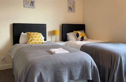 Doncaster Other | Yew Tree House - 3 bed home sleeping 7, on street parking - perfect for families and contractors