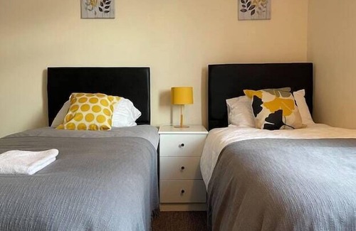 Doncaster Other | Yew Tree House - 3 bed home sleeping 7, on street parking - perfect for families and contractors