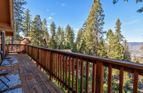 Yosemite West House | Yosemite Aviary and Quail Within Yosemite - 2 Separate Family Units Welcoming Up To 14 Guests