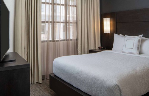 Arts/Warehouse District Resort | You Found it! Contemporary 2BR Suite with Breakfast, Outdoor Pool, Pet-friendly!