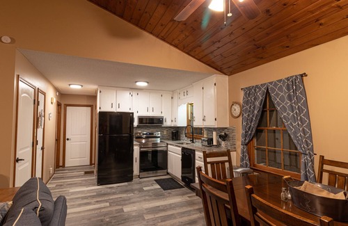 Toccoa House | Young@Hart is a Lakefront home w/Covered Dock, Game Room, 4 Kayaks & Hot Tub!