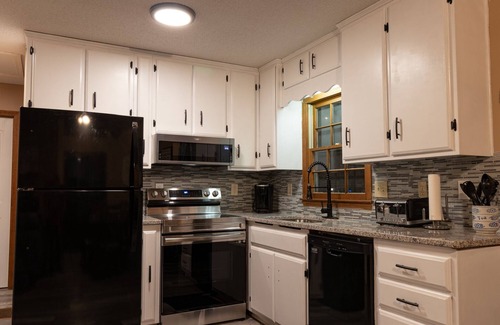 Toccoa House | Young@Hart is a Lakefront home w/Covered Dock, Game Room, 4 Kayaks & Hot Tub!