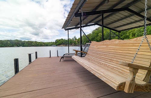 Toccoa House | Young@Hart is a Lakefront home w/Covered Dock, Game Room, 4 Kayaks & Hot Tub!