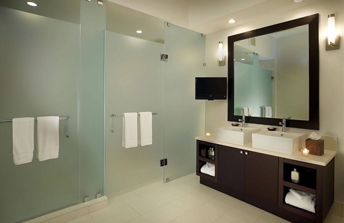 Ludlam Hotel | Your Dream Miami Retreat Awaits! Gorgeous Room w/Kitchen and Balcony