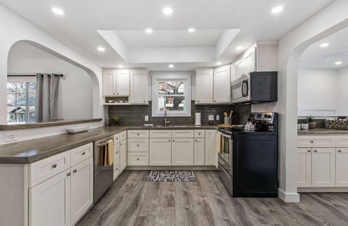 North End House | Your Family WANTS to stay here! Walk to Hyde Park, Camel's Back Park & Hike Boise Foothills!