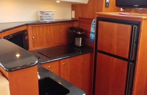 Charlestown Boat Rental | Your Floating Suite in Boston Harbor