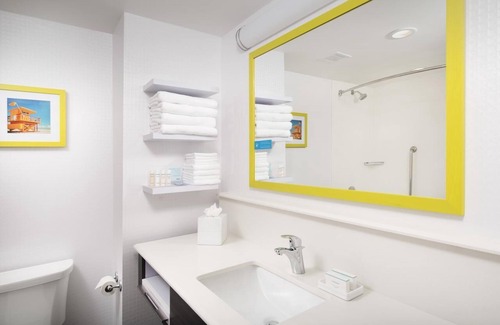 Seybold Hotel | Your Gateway to Miami's Heartbeat! 2 Relaxing Units, Free Breakfast, Pool!