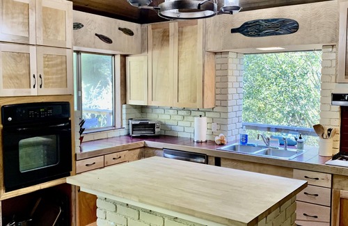 Trinidad House | 🌲🩴 Your own lodge in town yet private & spacious with game room & hot tub - Trail to Beach