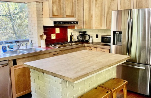 Trinidad House | 🌲🩴 Your own lodge in town yet private & spacious with game room & hot tub - Trail to Beach