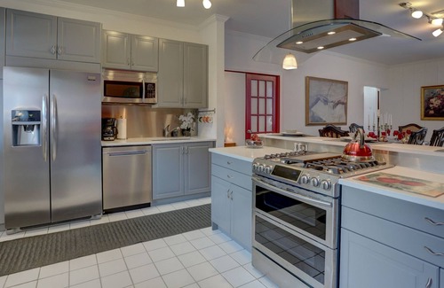 Lancaster House | Your own Private Pool Downtown! Midway between Spooky Nook & Amish Country