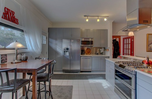 Lancaster House | Your own Private Pool Downtown! Midway between Spooky Nook & Amish Country