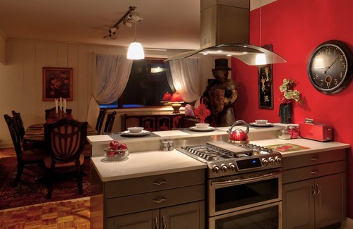 Lancaster House | Your own Private Pool Downtown! Midway between Spooky Nook & Amish Country