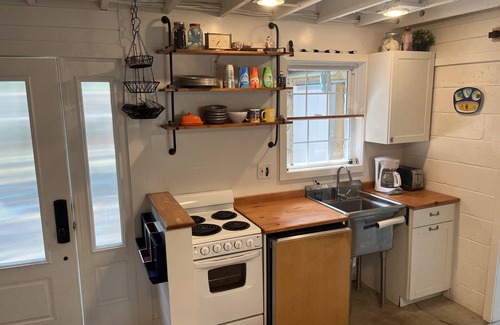 Caine Woods House | Your Own Stonegate Cottage— North OC—4 blocks to the Beach