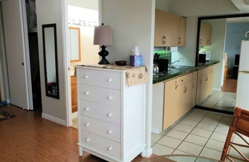 McCully - Moiliili Condo | Your own Treasure close to the Beach, shopping and centrally located.