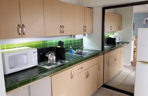 McCully - Moiliili Condo | Your own Treasure close to the Beach, shopping and centrally located.