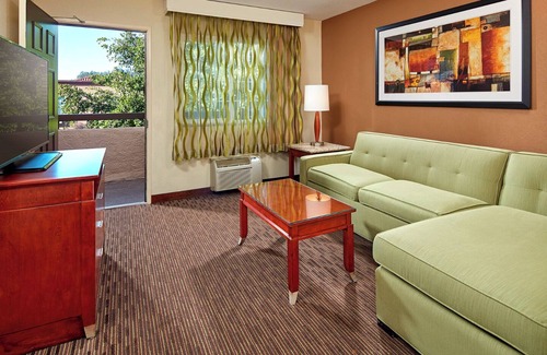 Mission Valley Hotel | Your San Diego Sanctuary: Room with Pool - Close to San Diego Zoo
