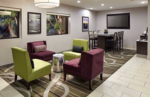 Mission Valley Hotel | Your San Diego Sanctuary: Room with Pool - Close to San Diego Zoo