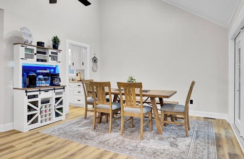 North Charleston House | Your Storybook Hideaway- GAME ROOM- 10 MINS FROM AIRPORT