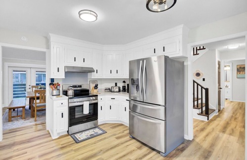 North Charleston House | Your Storybook Hideaway- GAME ROOM- 10 MINS FROM AIRPORT