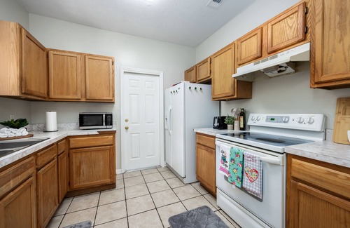 Gainesville House | Your UF Getaway: 1 Block from Campus & Stadium - 4 BD Haven