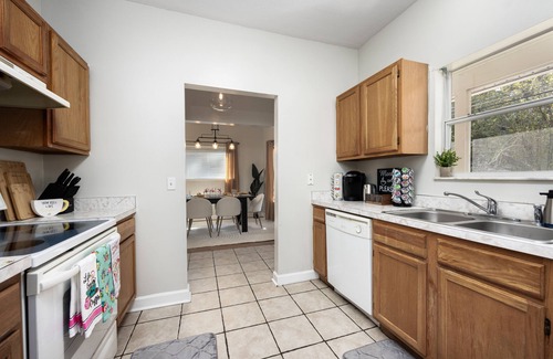 Gainesville House | Your UF Getaway: 1 Block from Campus & Stadium - 4 BD Haven