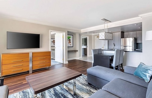 Las Vegas Hotel | Your Ultimate Vegas Retreat Awaits! 2 Suites w/Full Kitchen! Outdoor Pool