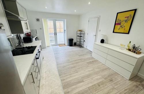 St. Thomas Apartment | Ysgol Corner by PJ Stays