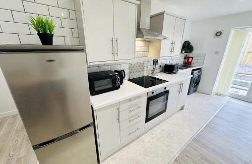 St. Thomas Apartment | Ysgol Corner by PJ Stays