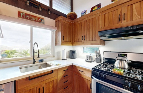 Hawaii Kai House | Zen home with fast WiFi, washer/dryer, koi pond & large lanai