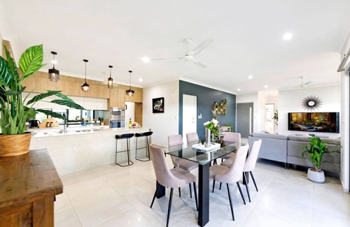 Muirhead House | Zenhouse Prestige: Modern ~ Stylish ~ Private Lawn