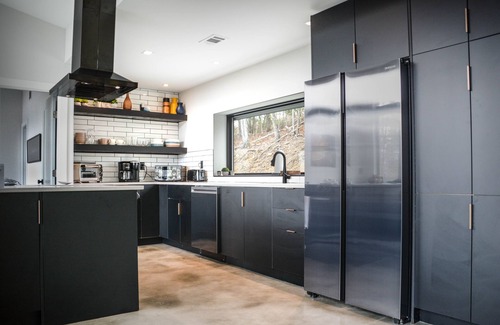 Wiley Cabin | Zenplicity Cabin. Pet friendly, views, hot tub, smart home! 5 minutes from TGSP