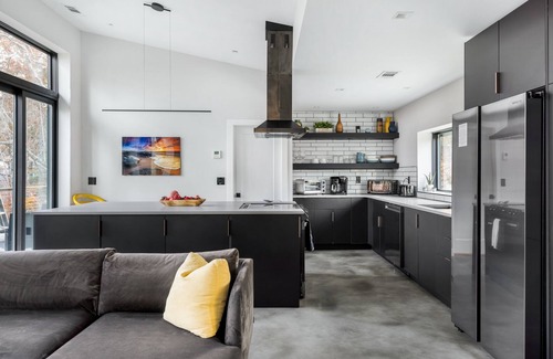 Wiley Cabin | Zenplicity Cabin. Pet friendly, views, hot tub, smart home! 5 minutes from TGSP