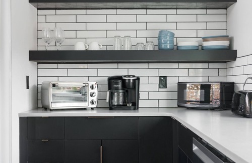 Wiley Cabin | Zenplicity Cabin. Pet friendly, views, hot tub, smart home! 5 minutes from TGSP