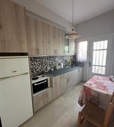 Γκαρσονιέρα δίπλα στη θάλασσα.