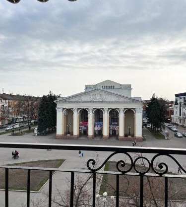 Апартаменти VIP з видом на Театр - Мережа HELEN