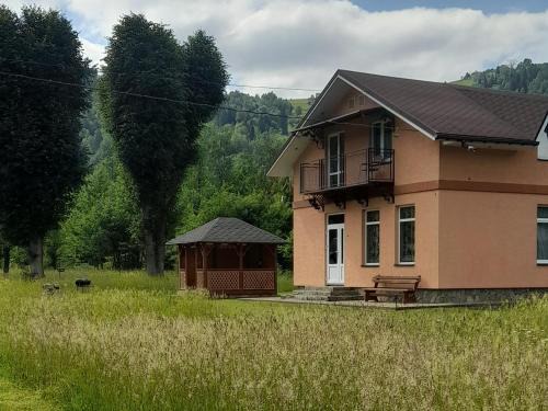 Будинок в пейзажній місцевості