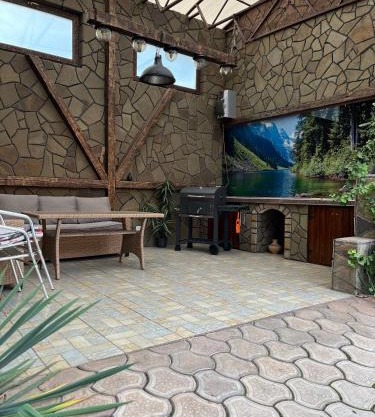 Будинок повністю з вже ввімкненим опаленням і теплою підлогою на центральному проспекті,з вуличною зоною відпочинку з великим сучасним грилем, два санвузли, три великих Смарт TV, преміум підписки, ЗВІТНІ ДОКУМЕНТИ