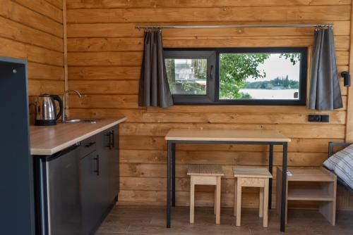 Будиночок з панорамою на річку