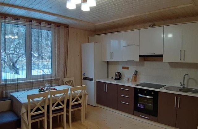 Котедж під горою