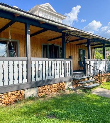 Котедж Шум Черемоша на березі річки