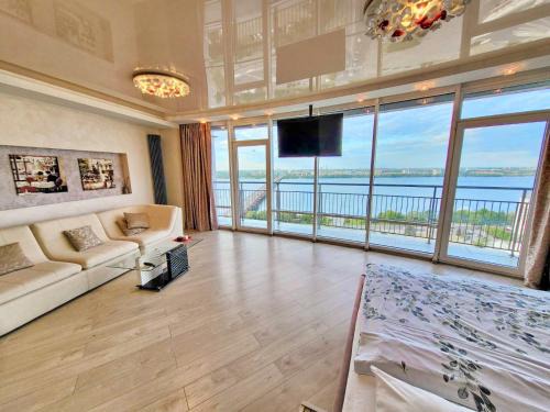 Люкс с джакузи в Мост Сити, вид на реку, 20 этаж, терасса Новый дом